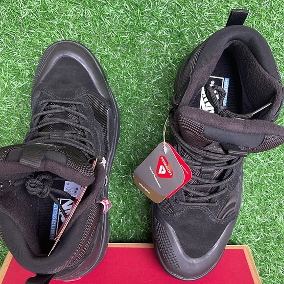 Vans Men’s Ultrarange Exo
Black/Black
VN0A4BVSBKA
Boots Sneakers - Picture 12 of 16